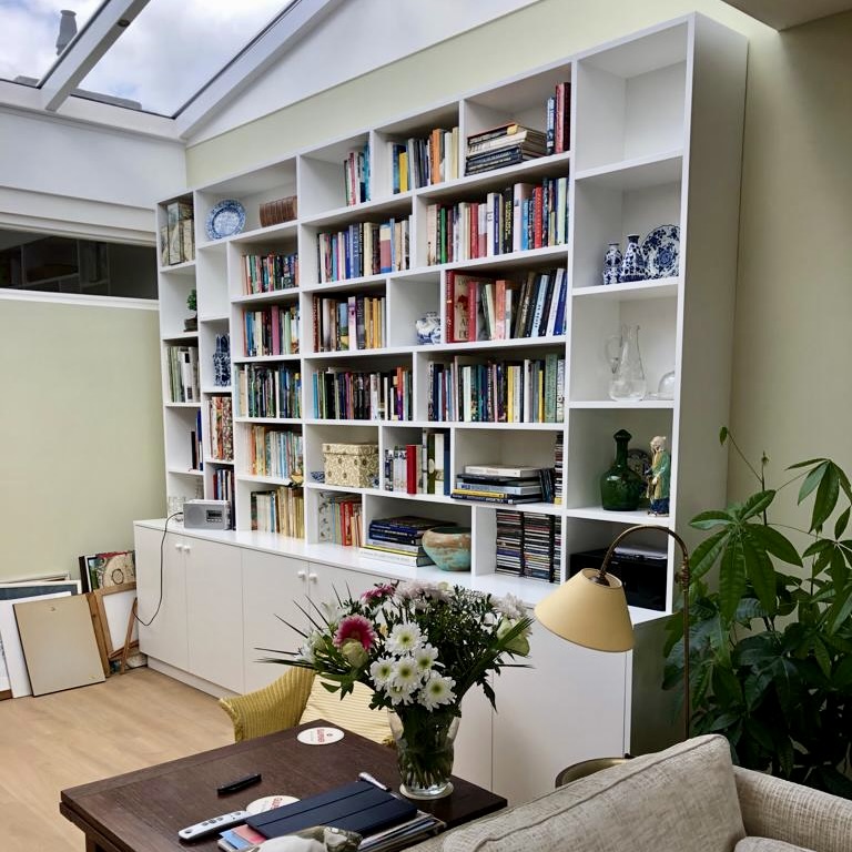 Boekenkast van zijdeglans gespoten ral 9106 mdf