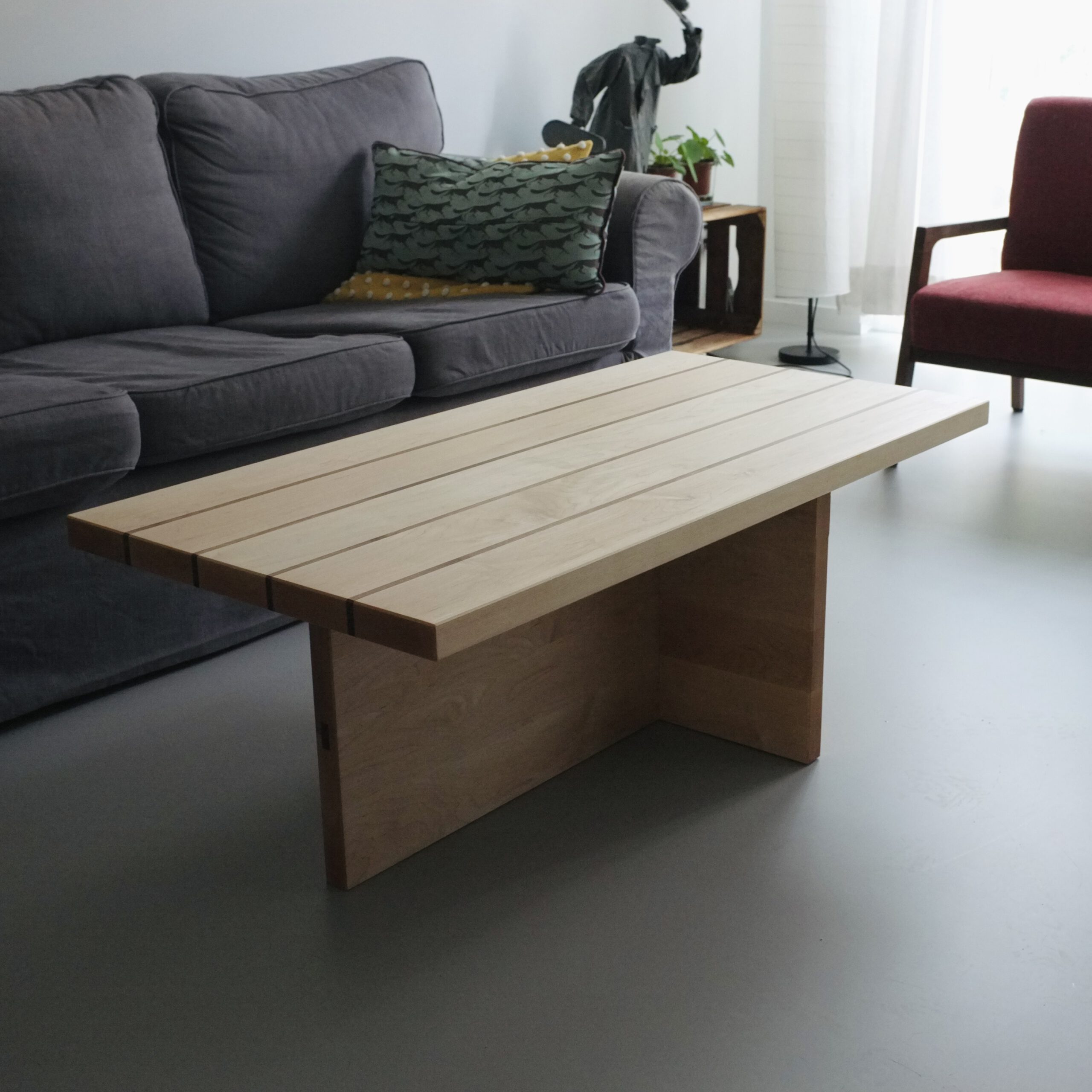 Salontafel van massief esdoorn met notenhout
