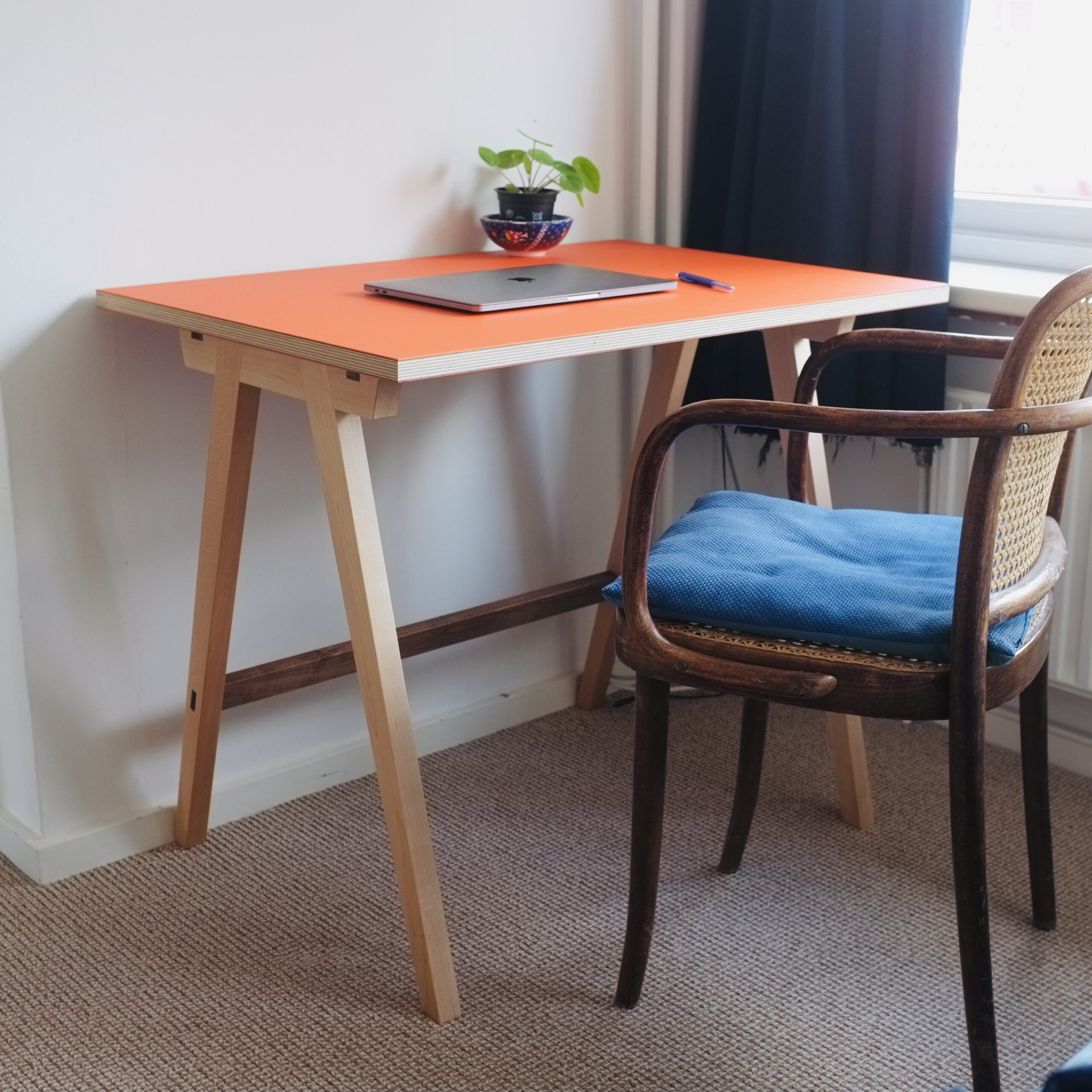 Bureautje van massief hout met linoleum werkblad
