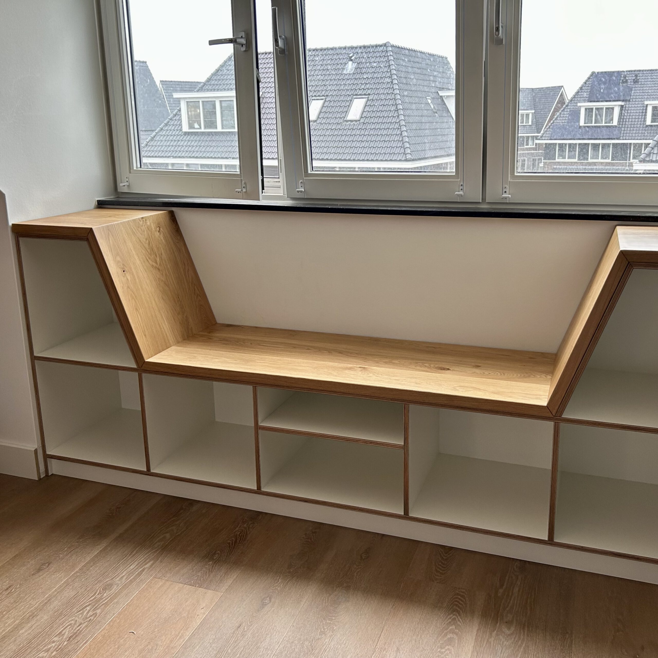 Leesbankje van berken multiplex met massief eiken zitting