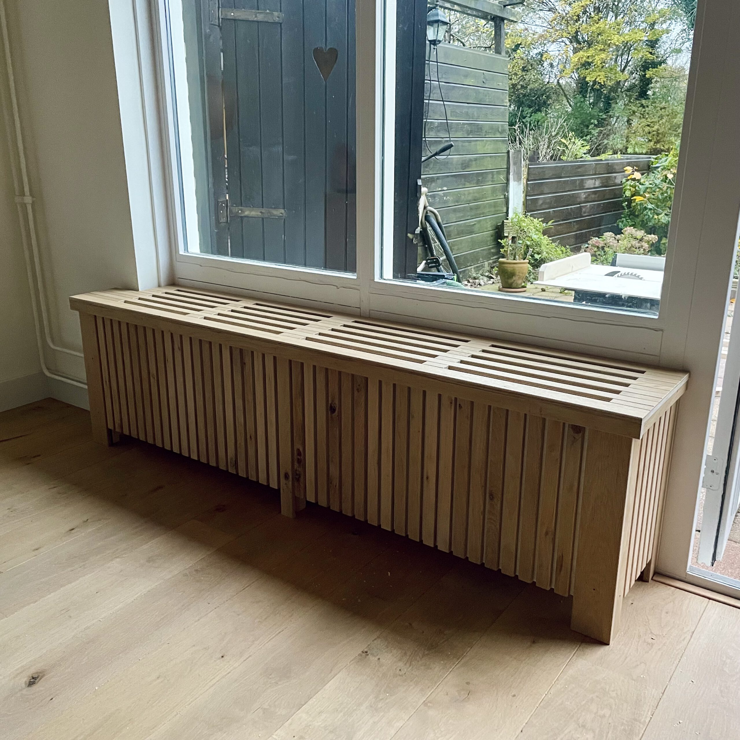 Radiatorombouw met convectiewerking, gemaakt van restanten vloerplanken