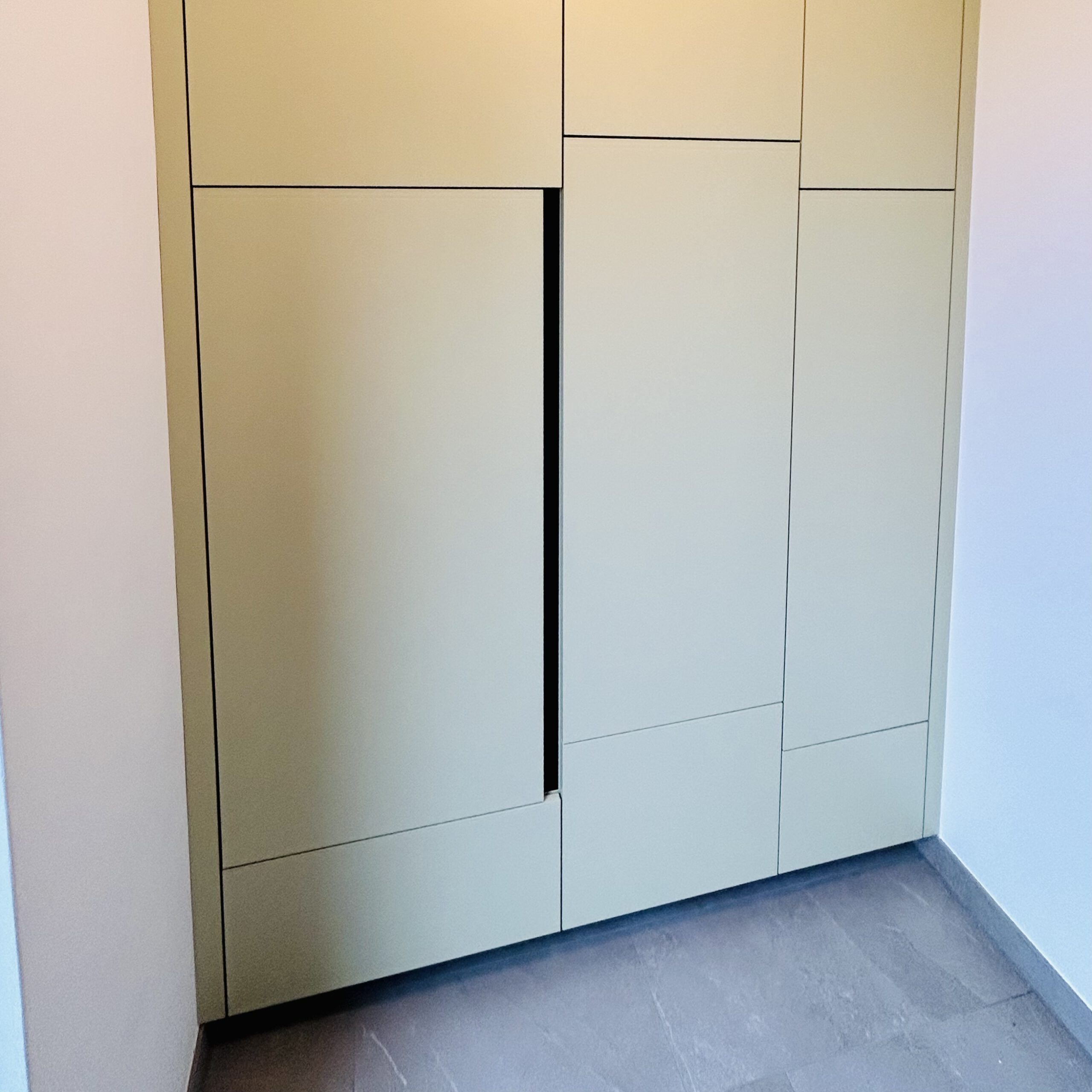 Functionele kast in bijkeuken voorzien van lades en inbouwvriezer met verticale greeplijst