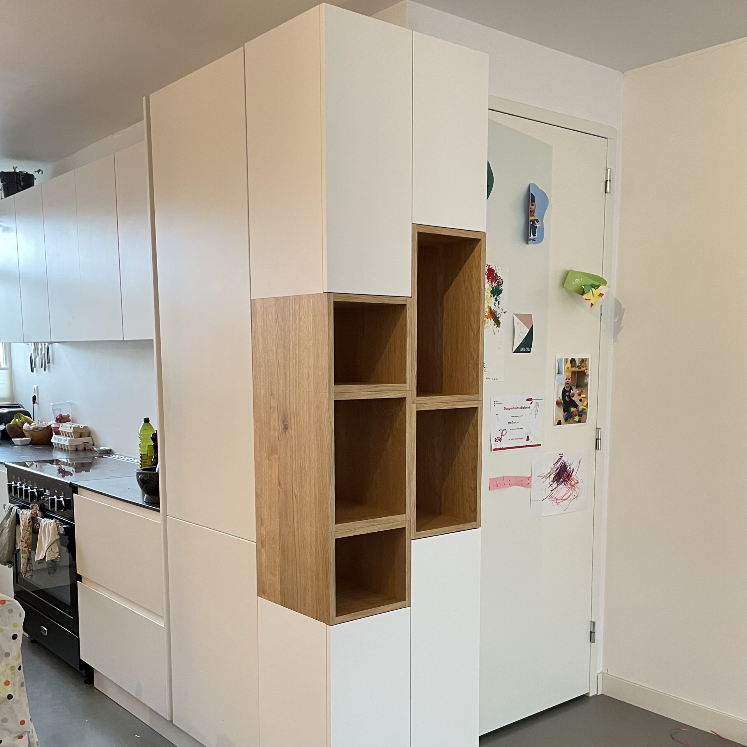 Mat gespoten kastje ral 9003 met eikenfineer nisjes