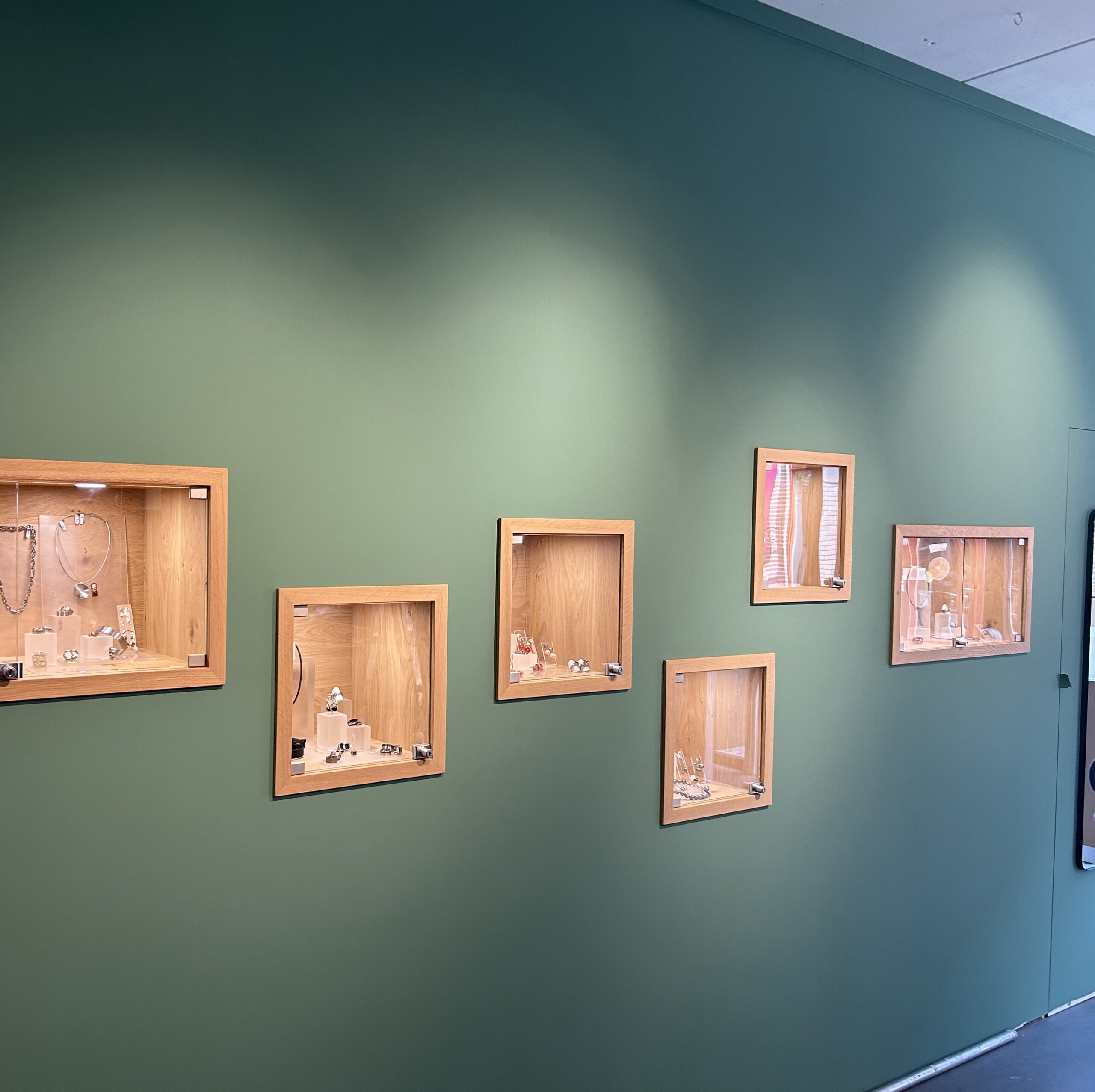 eikenfineer vitrines